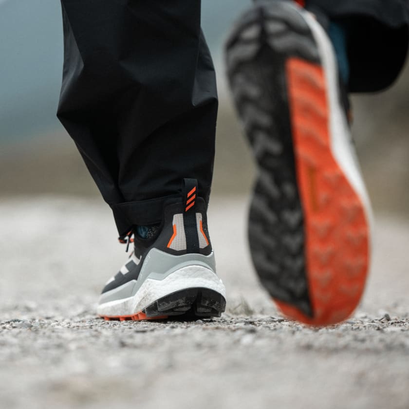 Men's Terrex Free Hiker 2.0 Low Gore-Tex in Wonder Beige Core Black Semi Impact orange