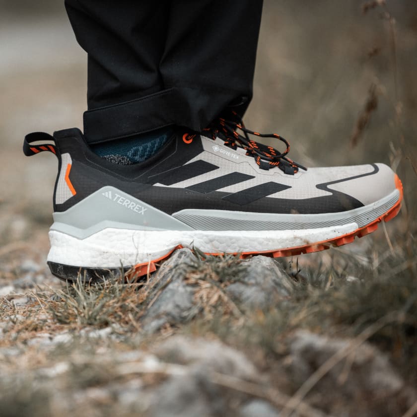 Men's Terrex Free Hiker 2.0 Low Gore-Tex in Wonder Beige Core Black Semi Impact orange